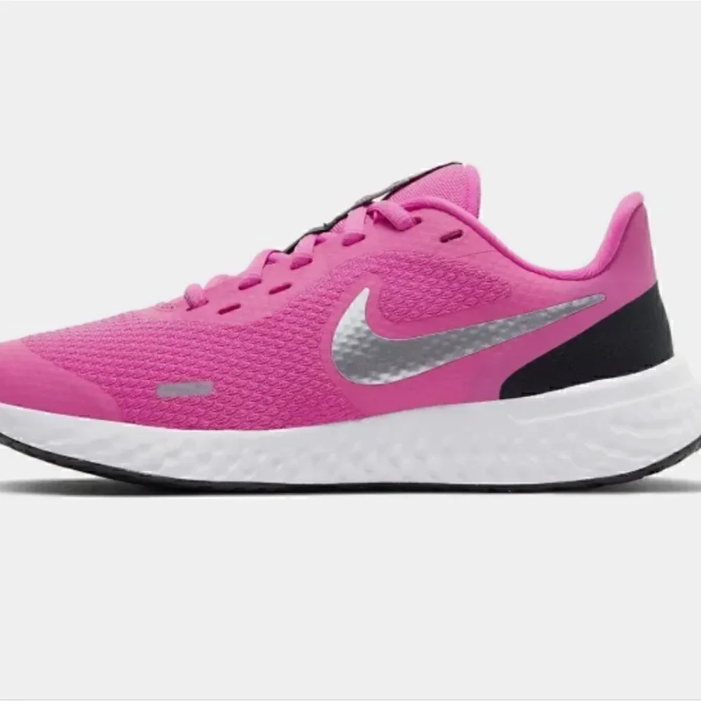 NWOT NIKE pink/black 5Y shoes